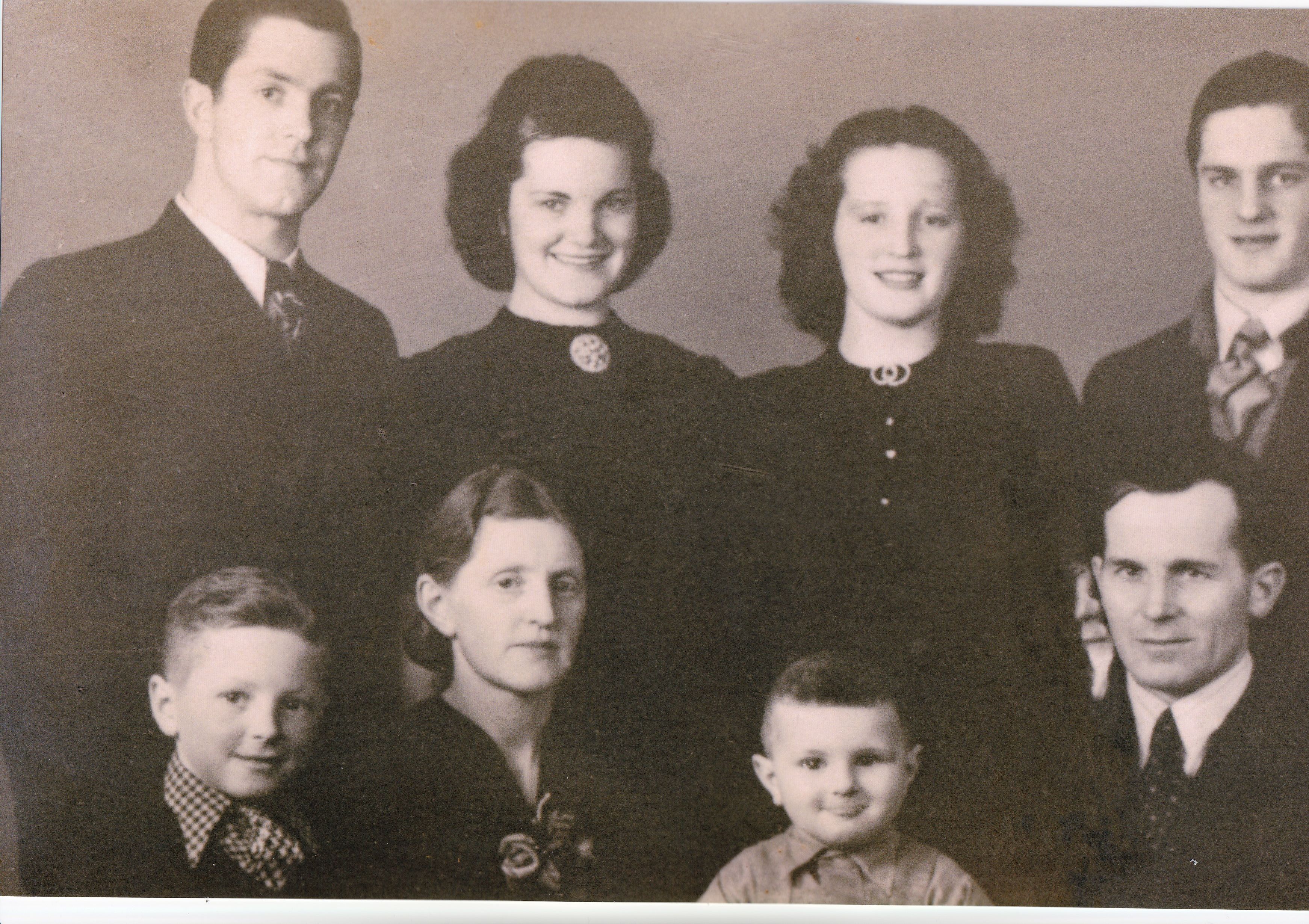 Alfred_Oleander_Hansen-og-hans-kone-Ragna-med-sine-barn-FOTO-fra-ca-1936